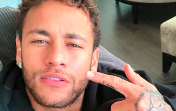 Neymar mostra o filho pronto para curtir o Halloween