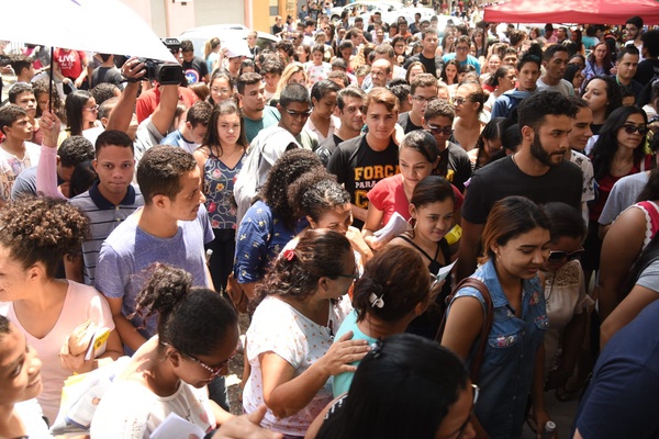 Estudantes de aglomeram na entrada da Uespi no primeiro dia de prova do Enem