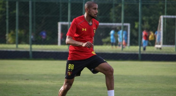 Jair foi titular contra o Fluminense