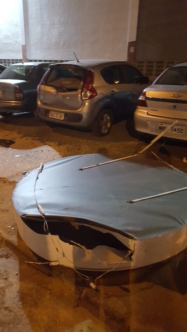 Letreiro da FSA causou danos em alguns carros que estavam parados no local