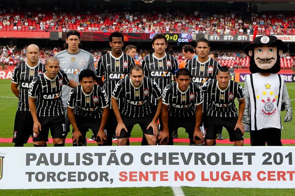 Ralf e Paulinho (dois à direita inferior) formaram a mais vencedora dupla de volantes do Corinthians
