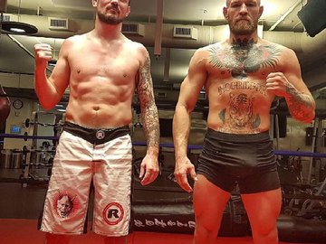 John Kavanagh (esq.) diz que precisará ser convencido a treinar Conor McGregor novamente