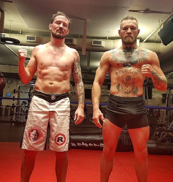 John Kavanagh (esq.) diz que precisará ser convencido a treinar Conor McGregor novamente