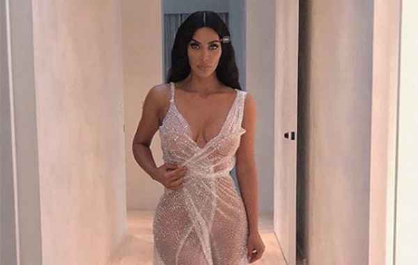 Kim Kardashian posa com look ousado e ganha elogios