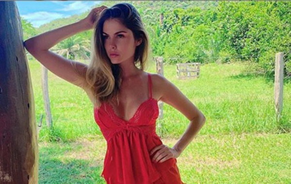 Bárbara Evans posta foto de baby-doll e ganha elogios