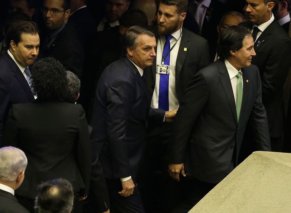 Bolsonaro em seu primeiro dia como presidente ja baixou um decreto que o salário minimo seráde pelo menos 998 reais