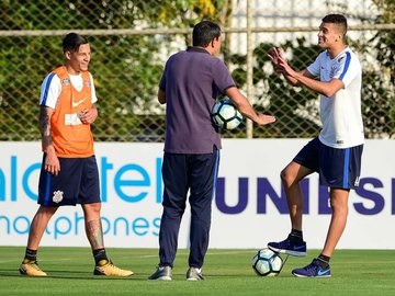 Guilherme Arana e Léo Santos se formaram na base do Corinthians e foram campeões, juntos, no profissional
