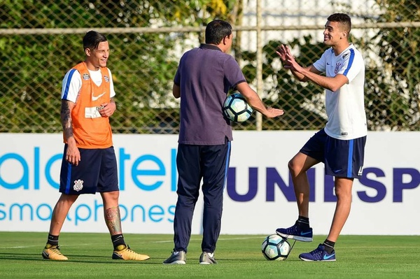 Guilherme Arana e Léo Santos se formaram na base do Corinthians e foram campeões, juntos, no profissional