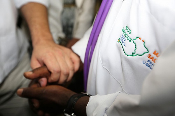 Ministério da Saúde atrasa pagamento de bolsa a novos médicos do Mais Médicos