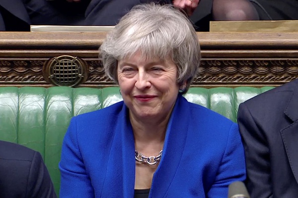 Parlamento do Reino Unido rejeita moção de censura a Theresa May