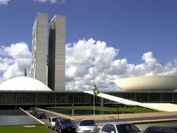 A revisão do pacto federativo pretende dar mais dinheiro para estados e municípios
