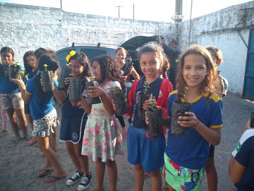 Alunos plantam árvores frutíferas na E. M. Roberto Cerqueira Dantas