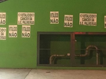 Mancha Alviverde, principal organizada, protestou do lado de fora