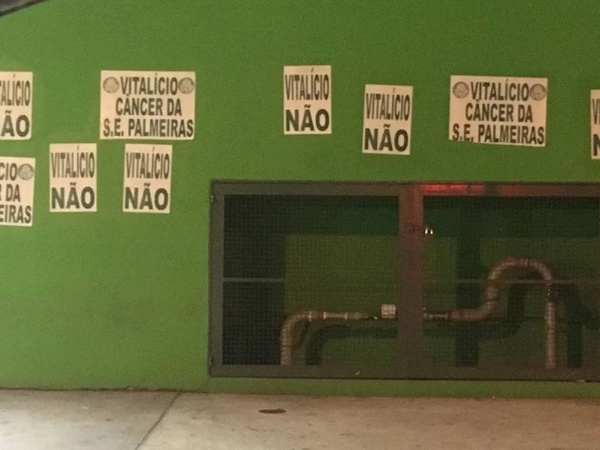 Mancha Alviverde, principal organizada, protestou do lado de fora
