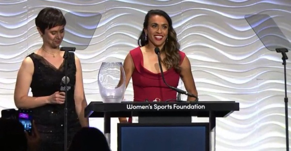 Marta recebe o Wilma Rudolph Courage Award em Nova York