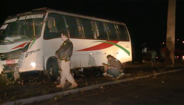 Motociclista morre após ser atropelado por micro-ônibus na BR-343