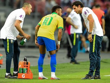 Neymar sente a coxa no amistoso Brasil x Nigéria