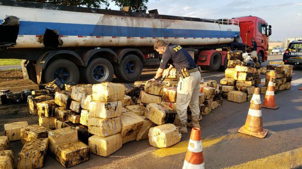 Os fardos de maconha estavam escondidos no tanque