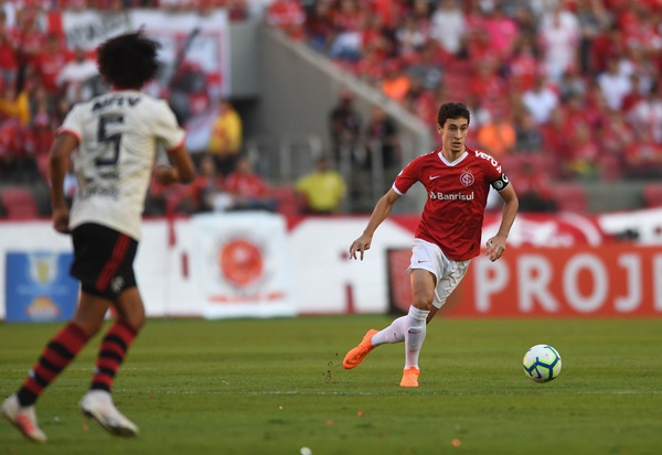 Próximo de último ano de contrato e sem renovar com clube de Porto Alegre, jogador de 25 anos tem perfil que agrada a Jorge Jesus: jovem, alto e com boa saída de bola