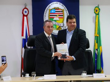 Secretário Luis Fernando e reitor da Uema, Gustavo Pereira, durante entrega do relatório do banco de dados e caderno de mapas do ZEE, que aconteceu em agosto