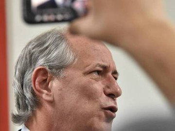 Ciro Gomes falou com jornalistas na tarde dessa segunda-feira (11), antes de fazer uma palestra em na universidade FMU, na capital paulista
