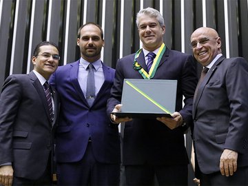 Cunhado de Ana Hickmann ganha medalha na Câmara dos Deputados