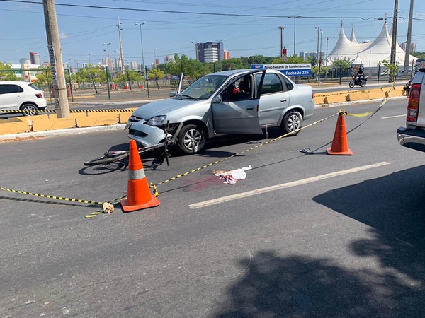 Ele teve sua bicicleta atingida pelo carro, que seguia na contramão. Após ir ao chão, o ciclista sacou uma arma e disparou uma vez contra o peito do motorista.