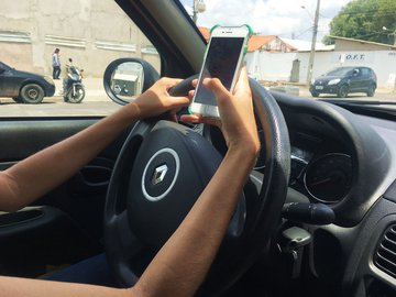 Infrações por uso de celular no trânsito sobem 36% em 2019