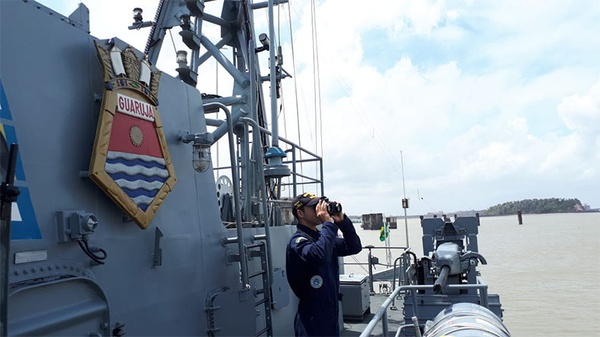 Navio da Marinha passa a monitorar litoral do Piauí em busca de manchas de óleo
