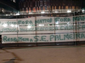 Organizada do Palmeiras estende faixas de protesto no Allianz Parque