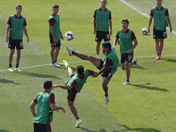 Paulo Díaz pula com o pé mais alto do que o companheiro no treino do River Plate em Lima