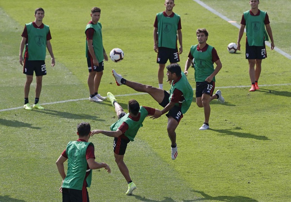 Paulo Díaz pula com o pé mais alto do que o companheiro no treino do River Plate em Lima