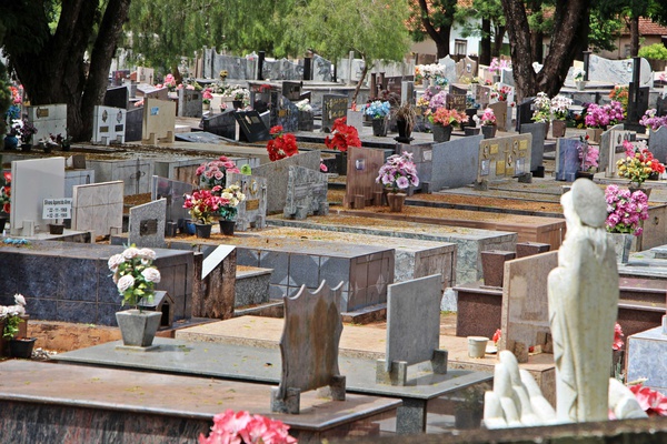 Pessoas visitam cemitério