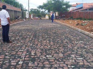 Bairro Ininga ganha pavimentação em paralelepípedo de mais duas ruas