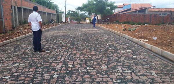 Bairro Ininga ganha pavimentação em paralelepípedo de mais duas ruas