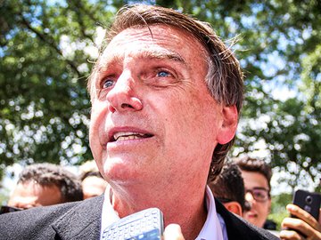 Bolsonaro brinca sobre "dar golpe em chefia de bloco