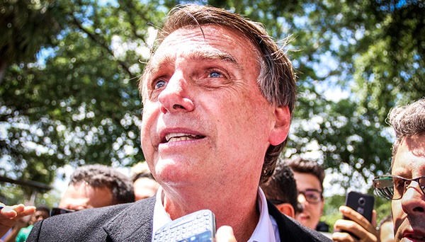 Bolsonaro brinca sobre