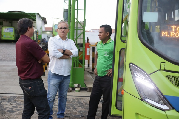 Firmino visita garagens de ônibus para fiscalizar horários de saída de transporte coletivo