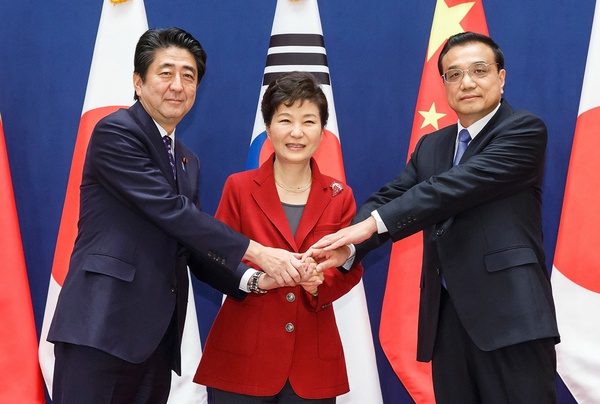 Líderes de Japão, Coreia do Sul e China durante encontro trilateral