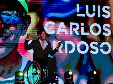 Luís Carlos Cardoso recebe prêmio de melhor atleta da paracanoagem em 2019