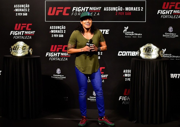 Amanda Nunes espera defender cinturão dos galos em luta com Holly Holm