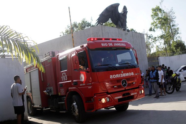 Após incêndio, bombeiros atuam no CT do Flamengo