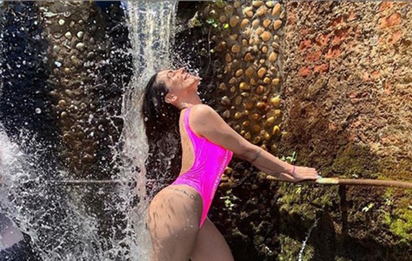 Cleo sensualiza em foto em cachoeira