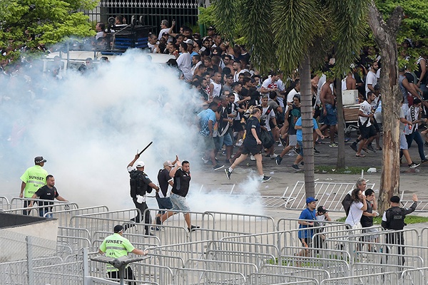 Confusão com torcida do lado de fora do estádio do Maracanã resulta em 29 feridos