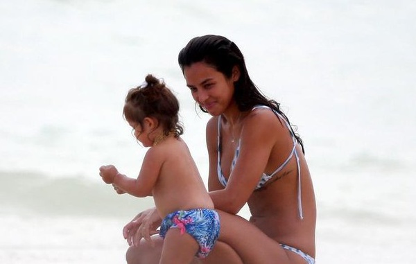 Madalena esbanja fofura em dia de praia com Yanna Lavigne