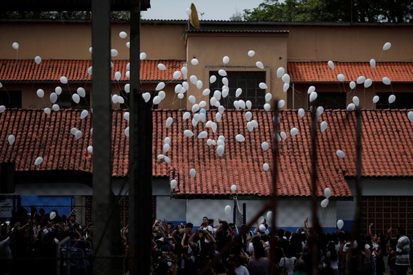 Alunos soltam balões durante homenagem às vítimas do tiroteio na escola Raul Brasil em Suzano, no dia da reabertura da escola