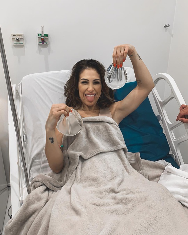 Bella Falconi mostra próteses de silicone após cirurgia