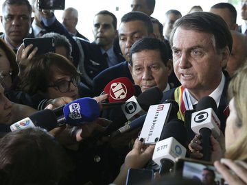 Bolsonaro diz que governo estuda reduzir impostos de empresas