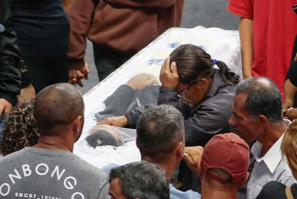 Famílias velam corpos de vítimas de massacre em ginásio de Suzano