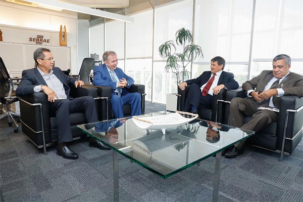 Gerente de marketing nacional do Sebrae, Mussoline Guedes, o presidente João Henrique, o governador e Roberto John